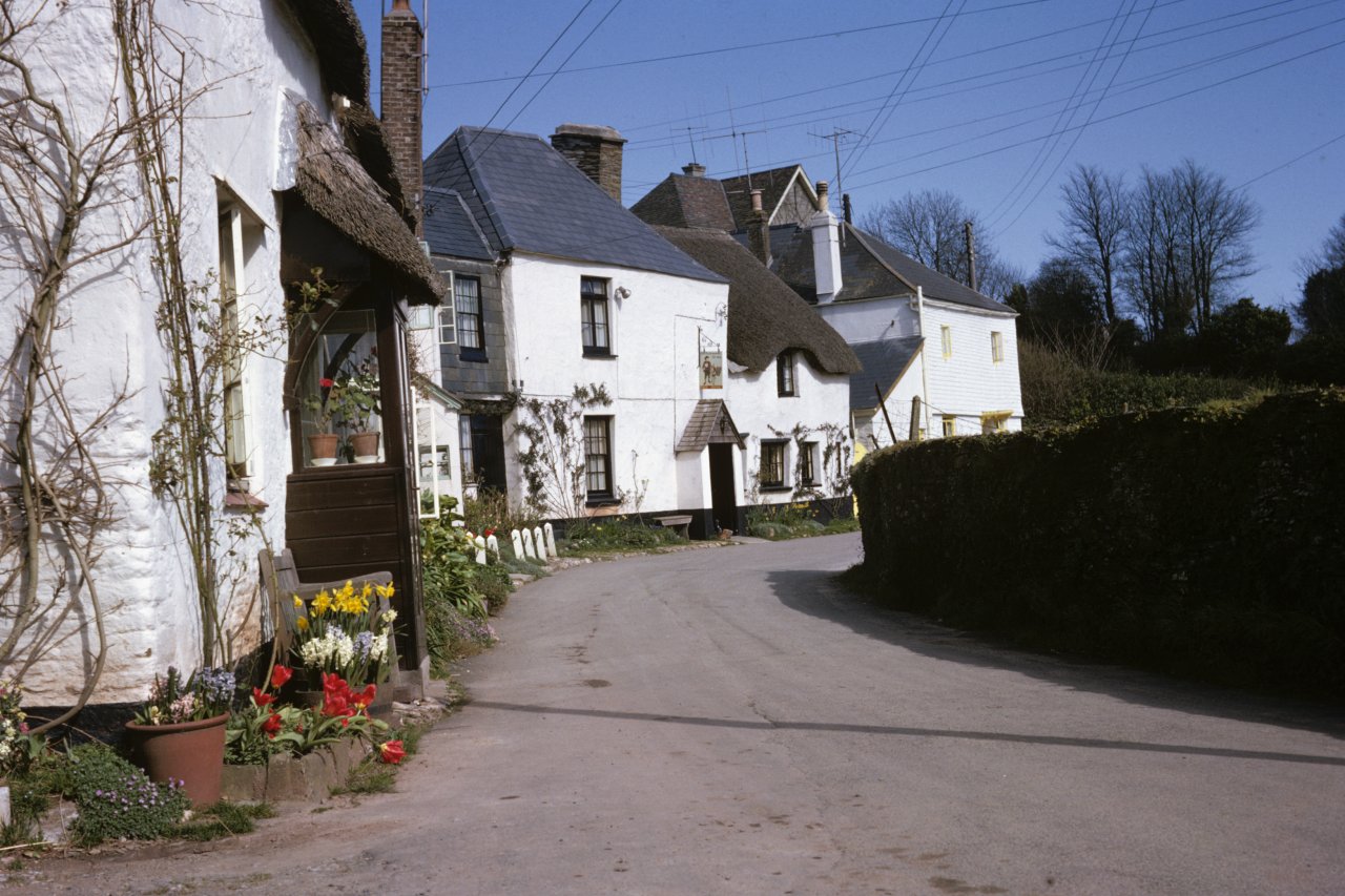 206 Tradesmans Arms near Slapton April 1964-s